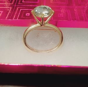 Gold broch diamond ring.